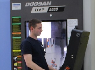 MBAU an DVF5000 Techniker an Maschine